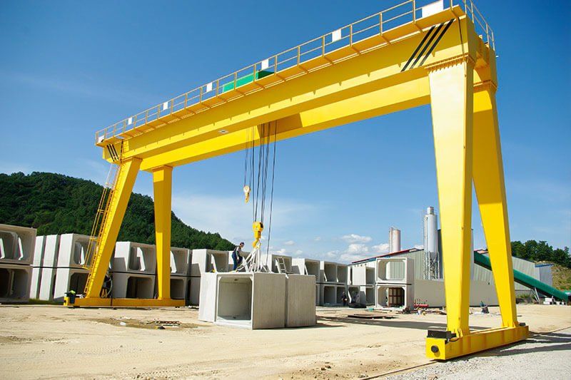 Crane-compatible steel structure building